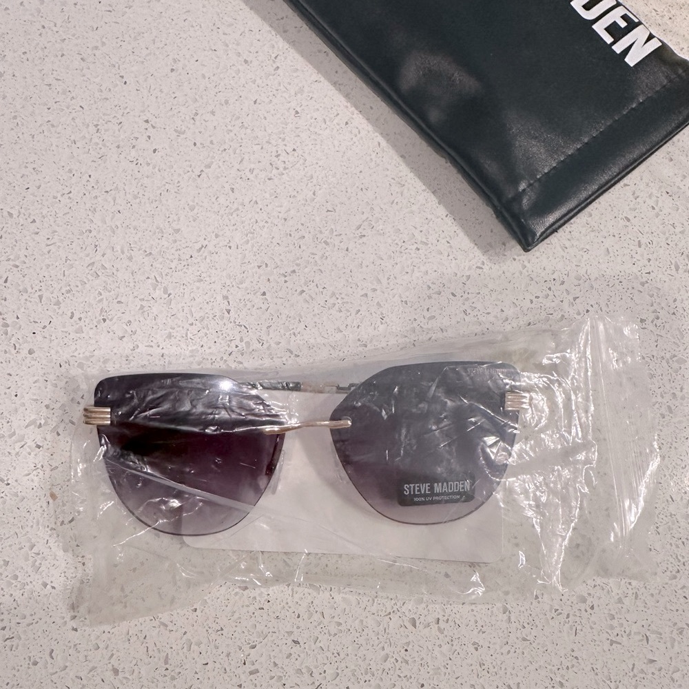 Steve Madden Sunglasses & Case - Picture 4 of 6